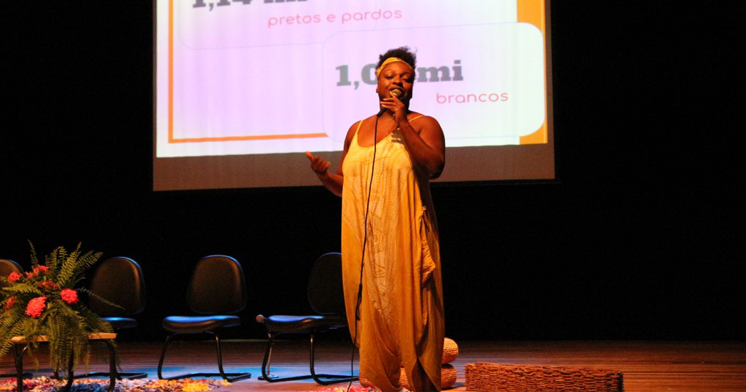 Nicea Quintino Amauro, presidente da ABPN, realiza conferência de abertura.