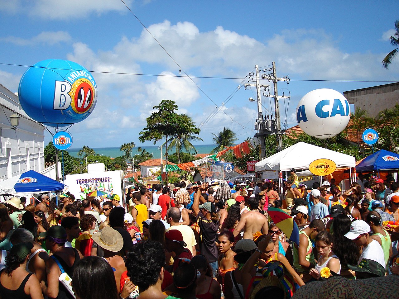 Foliões fantasiados participando do Carnaval de rua em Olinda, Pernambuco
