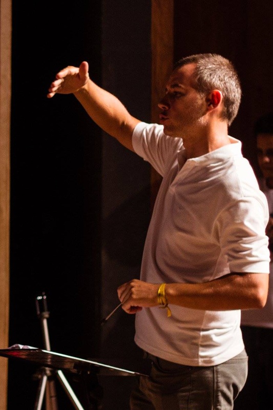 Professor Fabrício Dalla Vecchia regendo uma apresentação musical