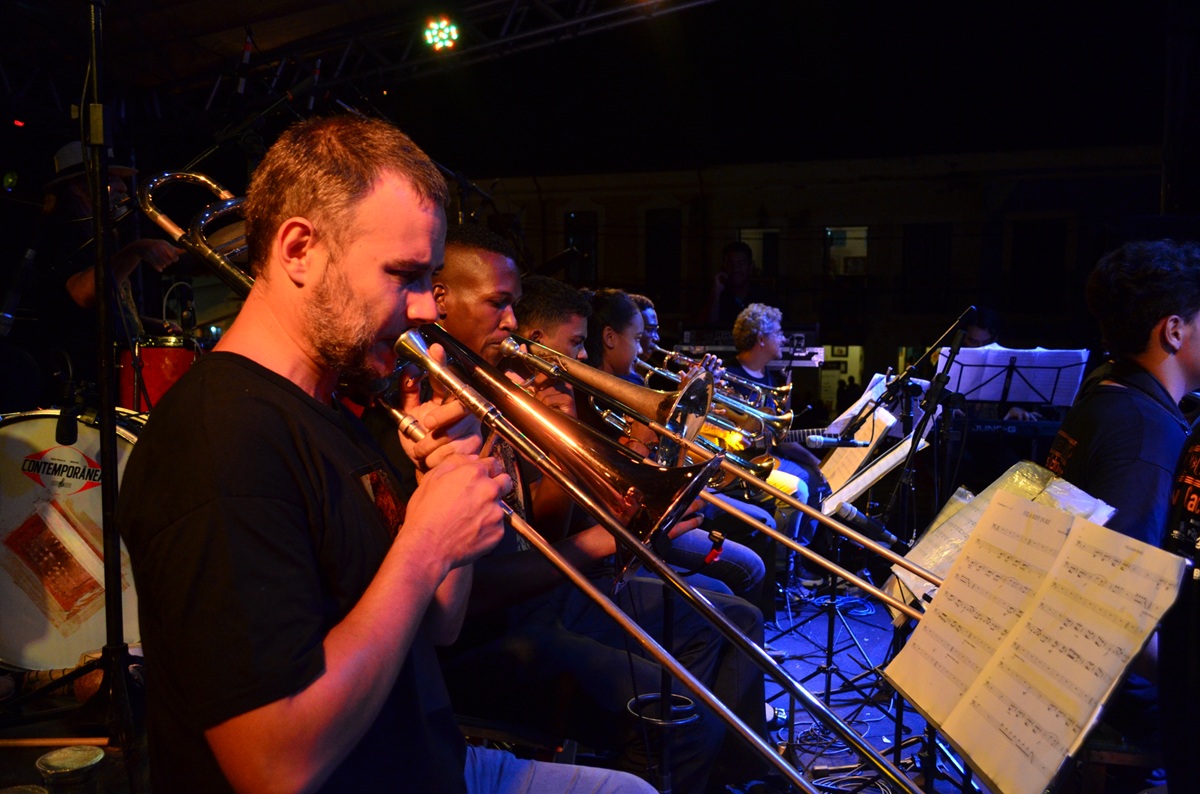 Professor Fabrício Dalla Vecchia tocando trombone durante apresentação musical
