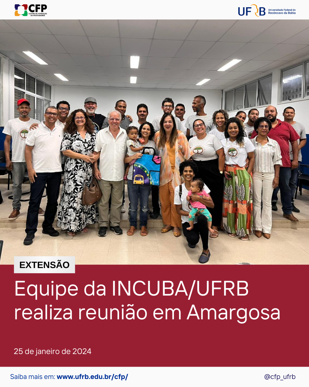 Descrição da imagem: A imagem mostra 23 adultos, entre homens e mulheres, e duas crianças de colo posando para fotografia em uma sala de aula do CFP. Na parte inferior da imagem, a legenda " Equipe da INCUBA/UFRB realiza reunião em Amargosa.