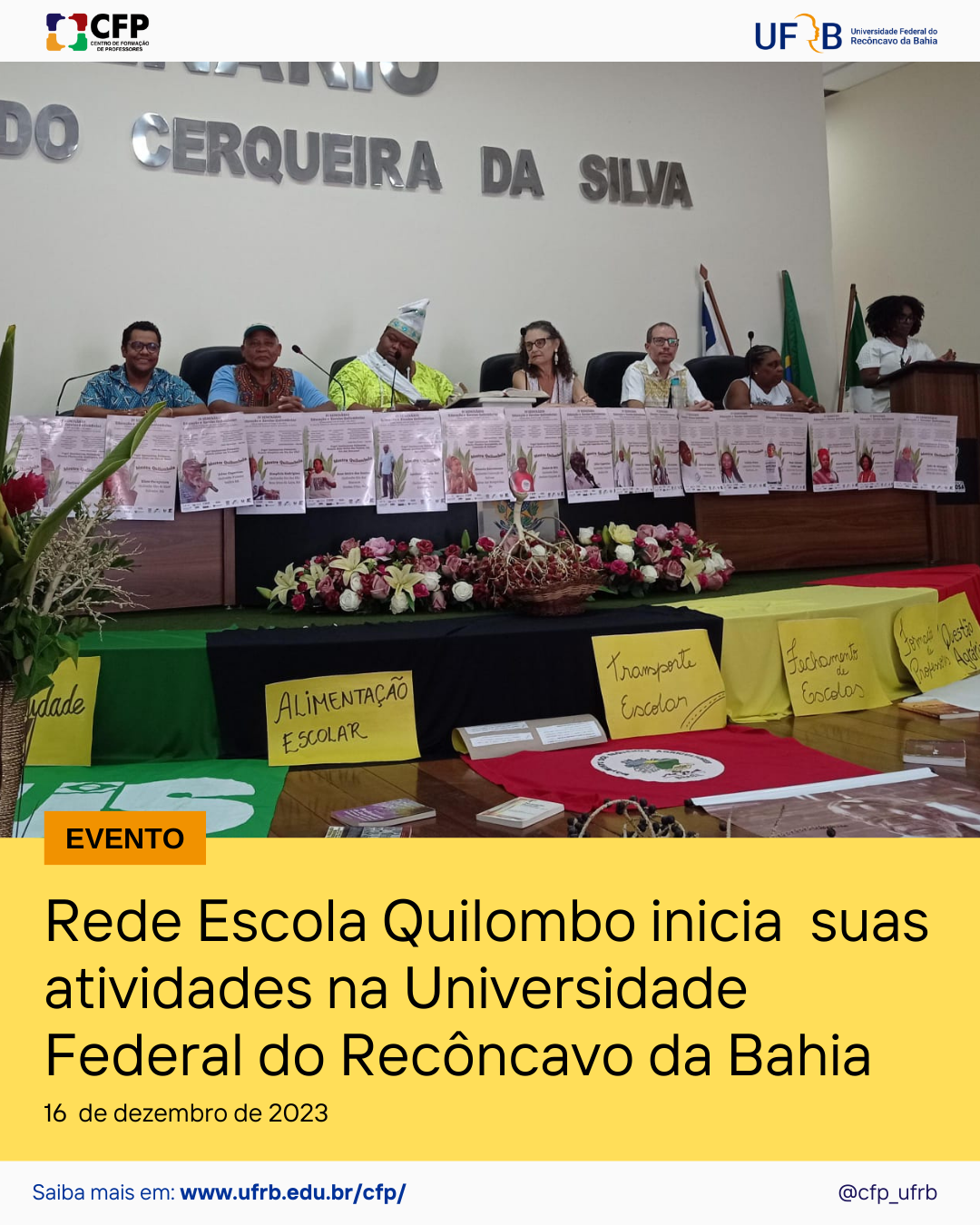 Descrição da imagem: A imagem mostra sete pessoas, seis sentadas atrás de uma mesa e uma em pé discursando no púlpito. Abaixo e a frente da mesa, um arranjo de flores horizontal e mais abaixo, diversos cartazes na cor amarela e bandeiras de movimentos sociais. Na parte inferior da imagem, com fundo amarelo e letras na cor preta, a seguinte legenda: "Rede Escola Quilombo inicia suas atividades na Universidade Federal do Recôncavo da Bahia