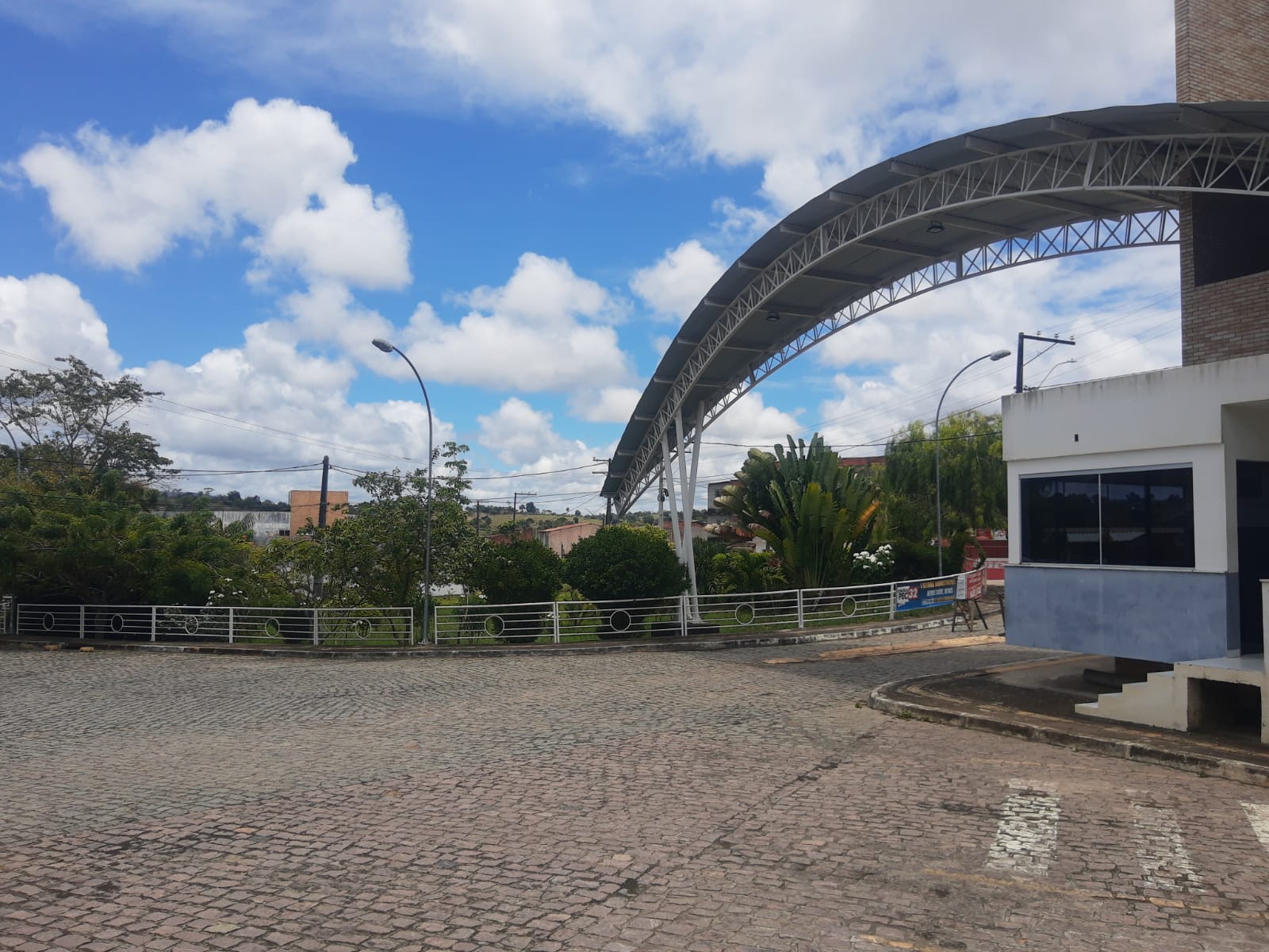 Pórtico visto do estacionamento