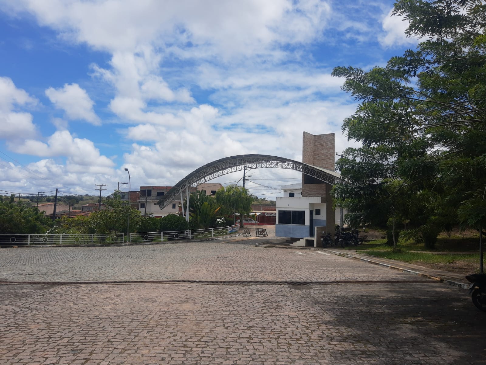 Pórtico visto do estacionamento