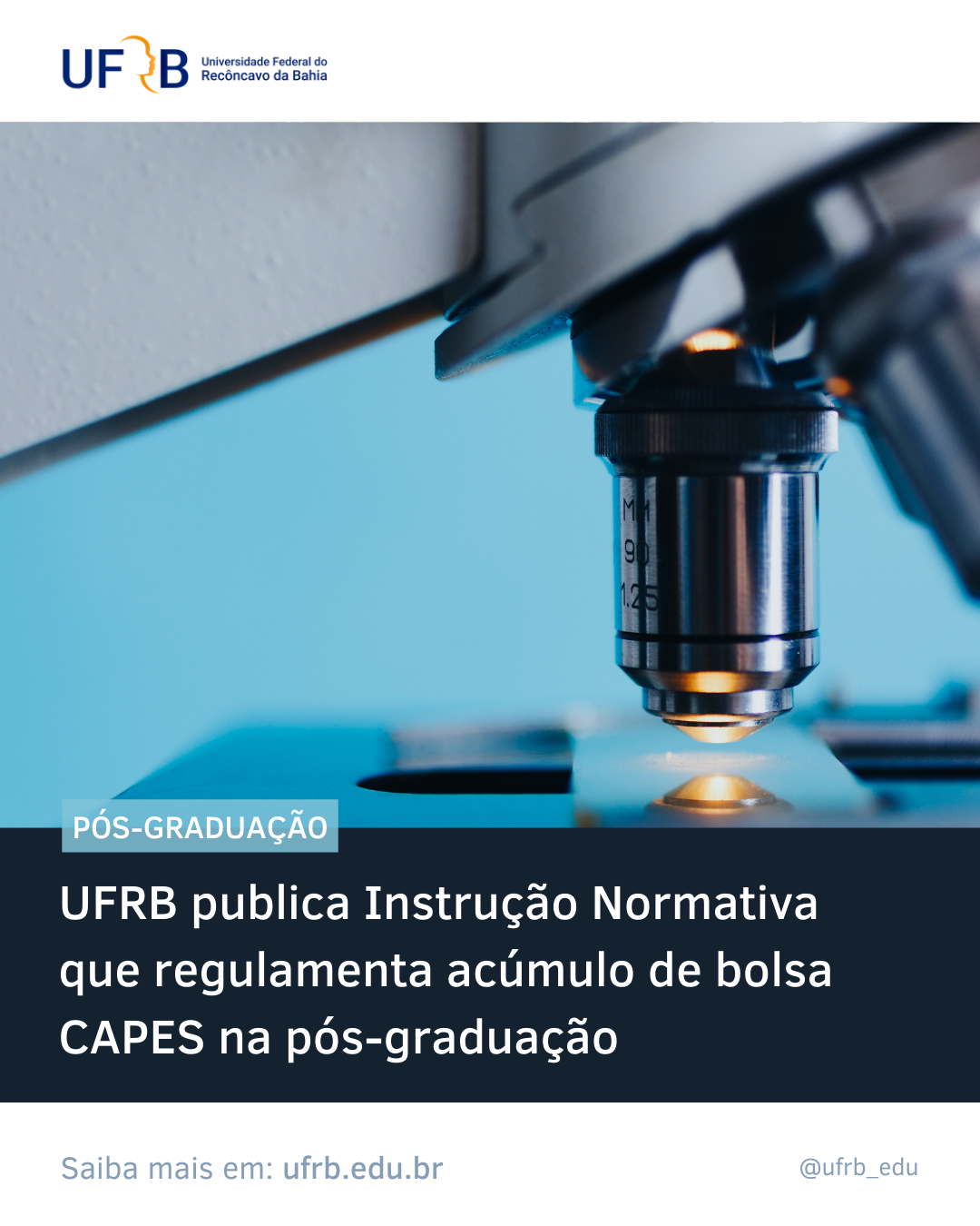 Descrição da imagem: A imagem mostra, lateralmente, o close da lente do microscópio examinando uma amostra na lâmina de vidro. Na parte inferior da imagem, em fundo preto e letras na cor branca, a seguinte legenda: UFRB publica Instrução Normativa que regulamenta acúmulo de bolsa CAPES na pós-graduação.