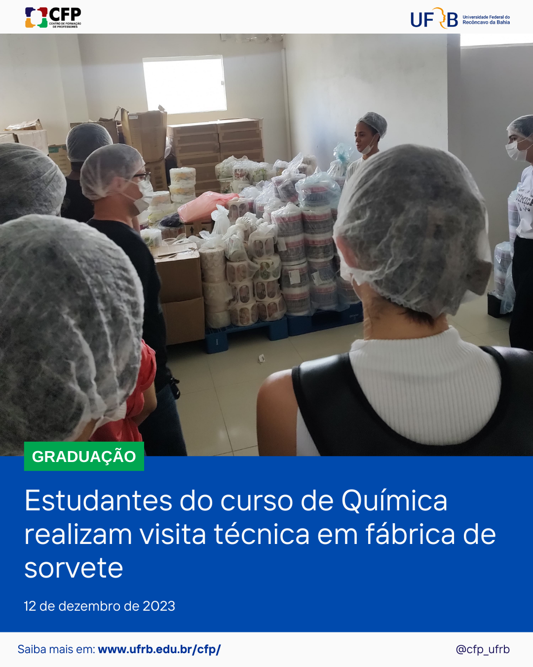 Descrição da imagem: A imagem exibe uma fotografia de estudantes e professores de costas para a câmera e em um depósito de produtos alimentícios, utilizando toucas e mascaras faciais, ouvindo as explicações da funcionária da fábrica de sorvetes.