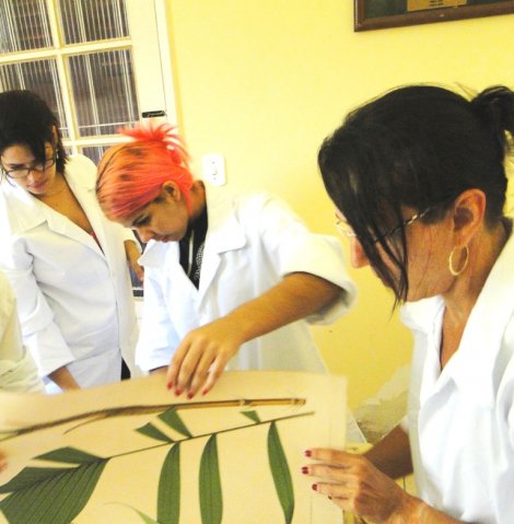Prof. Rita Doria e alunas de museologia na sede do MEASB