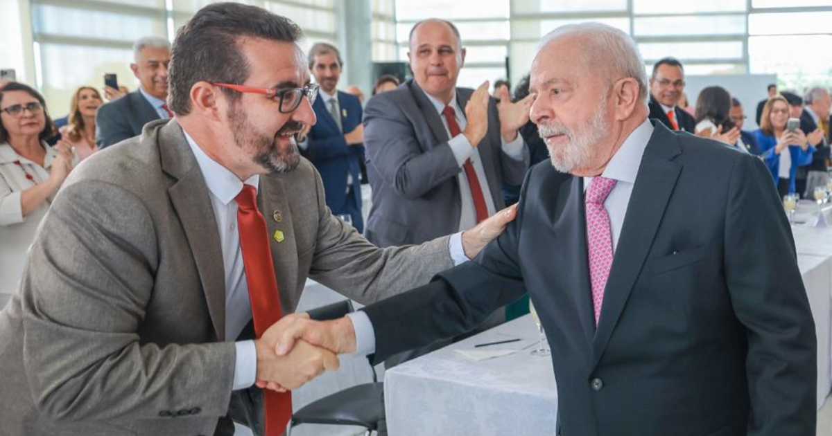 Reitor da UFRB participa de reunião com o presidente Lula e ministros