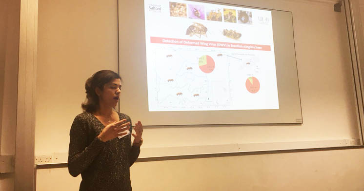 Flaviane durante apresentação na X ABEP-UK, em Londres