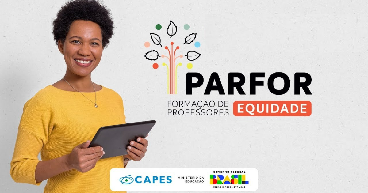 A imagem mostra uma mulher sorridente, de pele negra e cabelo curto e encaracolado, vestindo uma blusa amarela. Ela está segurando um tablet com as duas mãos. Ao lado dela, há um logotipo com a palavra "PARFOR" em letras grandes e pretas, e abaixo está escrito "Formação de Professores". Ao lado da palavra "PARFOR", há a palavra "Equidade" em um retângulo laranja. Acima da letra P do “PAFOR”, há um desenho estilizado de uma árvore com folhas coloridas. Na parte inferior da imagem, há os logotipos da CAPES, do Ministério da Educação e do Governo Federal do Brasil, com o slogan "União e Reconstrução"'.