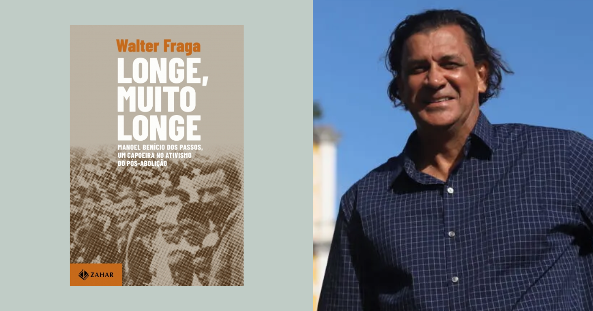 A imagem está dividida em duas partes. À esquerda, há a capa de um livro e, à direita, uma foto de um homem. Na capa do livro, o título é "Longe, Muito Longe" em letras grandes e brancas. Abaixo do título, em letras menores, está escrito: "Manoel Benício dos Passos, um capoeira no ativismo do pós-abolição". O autor do livro é Walter Fraga, cujo nome está escrito em laranja no topo da capa. A parte inferior da capa tem uma imagem em tons de marrom de várias pessoas, provavelmente uma multidão. No canto inferior esquerdo, há o logotipo da editora Zahar. À direita, há uma foto de um homem de pele morena,cabelos escuros e ondulados, vestindo uma camisa xadrez azul escura. Ele está sorrindo e o fundo da imagem é um céu azul claro.