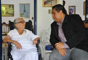 Dona Canô e o reitor Paulo Gabriel Nacif